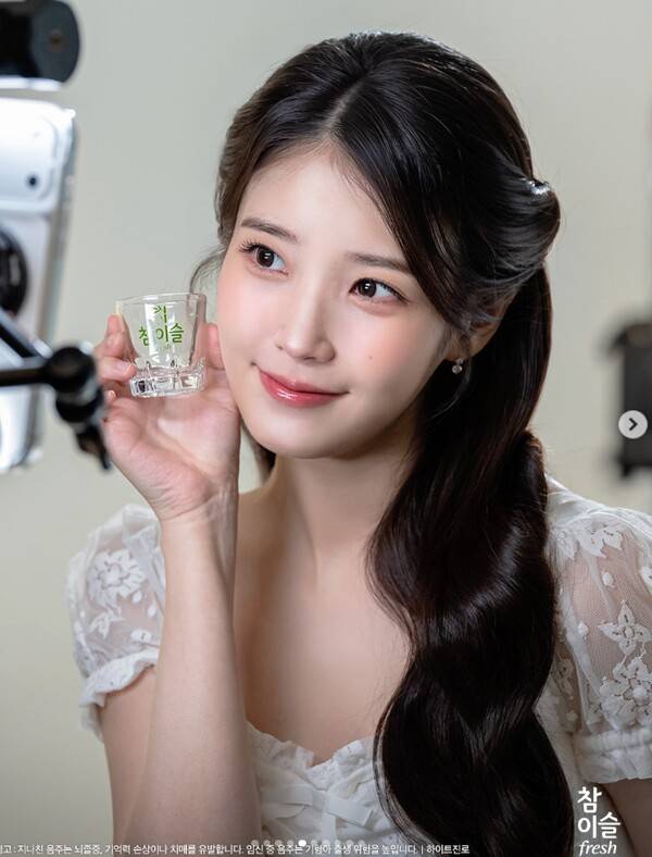▲ 주류 광고 촬영 중인 아이유.&nbsp; 출처 l 참이슬 SNS
