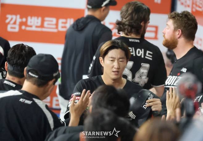 KT 9번타자 권동진이 29일 고척스카이돔에서 열리는 2026KBO리그 키움히어로즈와 KT위즈 경기 7회초 2사 1루에서 1타점 3루타를 터트리자 1루주자 김민혁이 득점에 성공했다. 더그아웃으로 돌아온 김민혁이 이강철 감독과 자축하고 있다. . 2026.05.29. KT 9번타자 권동진이 29일 고척스카이돔에서 열리는 2026KBO리그 키움히어로즈와 KT위즈 경기 7회초 2사 1루에서 1타점 3루타를 터트리자 1루주자 김민혁이 득점에 성공했다. 더그아웃으로 돌아온 김민혁이 이강철 감독과 자축하고 있다. . 2026.05.29. /사진=강영조 선임기자