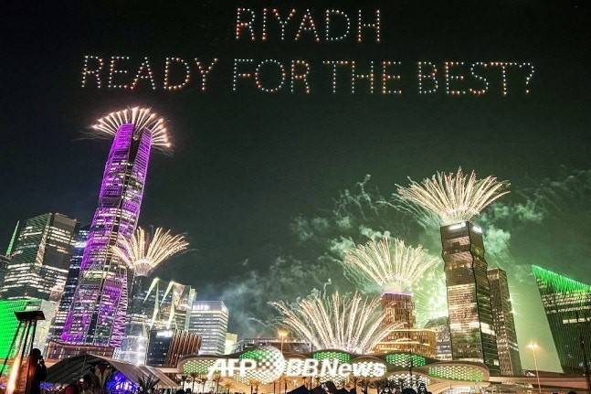 2024년 12월 12일(한국시간) 사우디아라비아의 2034 FIFA 월드컵 개최가 확정되자, 사우다아라비아 수도인 리야드에서 드론 쇼와 불꽃쇼가 펼쳐지고 있다. /AFPBBNews=뉴스1