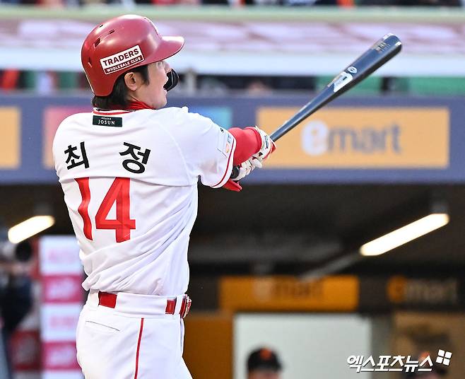 7일 오후 인천SSG랜더스필드에서 열린 '2026 신한 SOL Bank KBO리그' 한화 이글스와 SSG 랜더스의 경기, 1회말 1사 1루 SSG 최정이 투런 홈런을 날리고 있다. 엑스포츠뉴스 DB