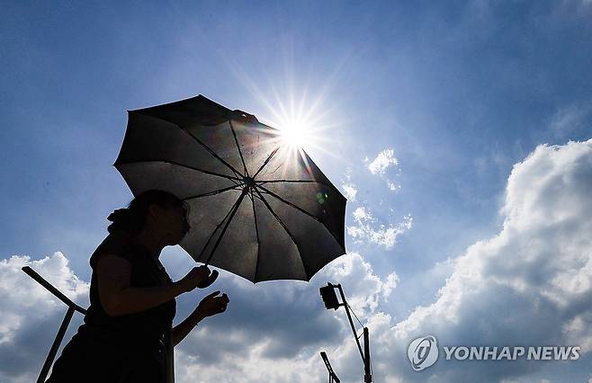 가리고 싶은 태양 [연합뉴스 자료사진]