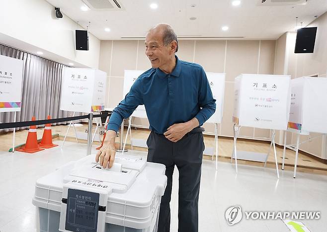 기쁜 마음으로 사전투표 (서울=연합뉴스) 이지은 기자 = 6·3 지방선거 사전투표 둘째날인 30일 서울 영등포구 신길4동 주민센터에 마련된 사전투표소에서 유권자가 투표하고 있다. 2026.5.30 jieunlee@yna.co.kr