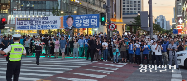 31일 추미애 더불어민주당 경기도지사 후보의 유세가 열린 하남 미사역 광장에 선거운동원과 지지자 등이 추 후보의 발언을 듣고 있다. 2026.5.31 /김태강 기자 think@kyeongin.com