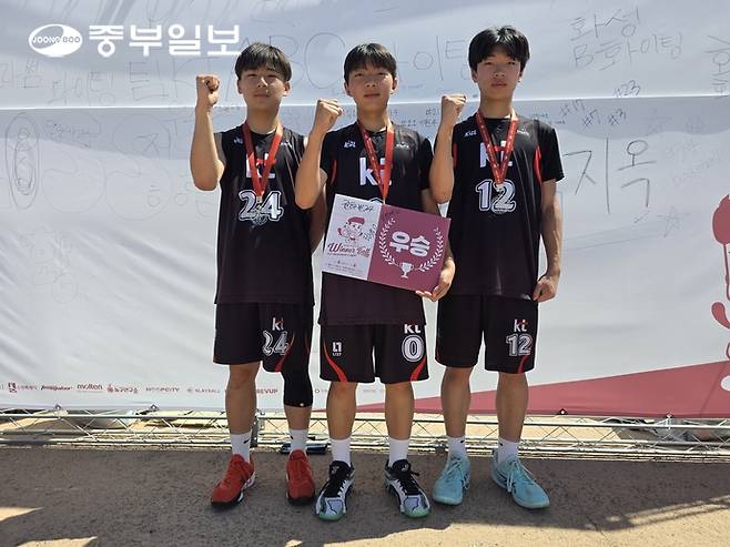 2026 위너볼 3X3 농구대회 중등부 우승을 차지한 수원 KT A팀. 왼쪽부터 권하빈, 김민결, 김민재 선수. 이준도기자