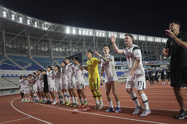 30일 경남 김해종합운동장에서 열린 하나은행 K리그2 2026 14라운드 김포FC와 김해FC의 경기에서 2-1로 승리한 김포 선수들이 원정 팬들 앞에서 승리의 세리머니를 하고 있다.