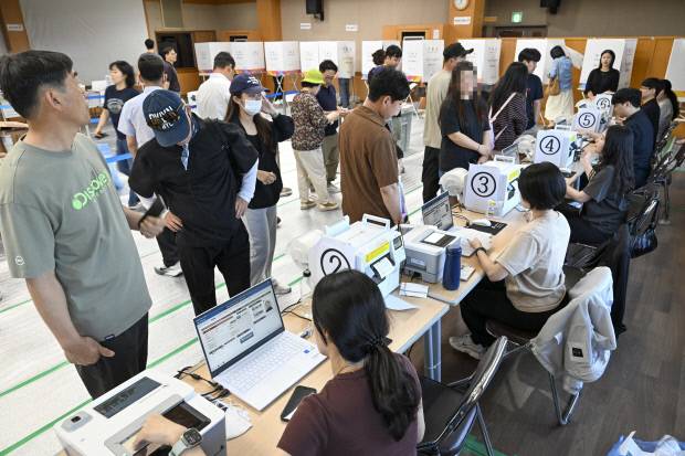 제9회 전국동시지방선거 사전투표 둘째날인 지난 30일 광주시 광산구 첨단1동 첨단종합사회복지관에 마련된 사전투표소에서 시민들이 투표를 하기 위해 줄을 서서 기다리고 있다.  /김진수 기자 jeans@kwangju.co.kr