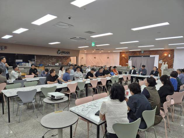 경찰청 국가수사본부 12·29 제주항공 여객기 참사 특별수사단이 지난 29일 무안국제공항에서 12·29무안공항제주항공여객기참사유가족협의회 측에 수사 현황을 공유했다. <12·29무안공항제주항공여객기참사유가족협의회 제공>