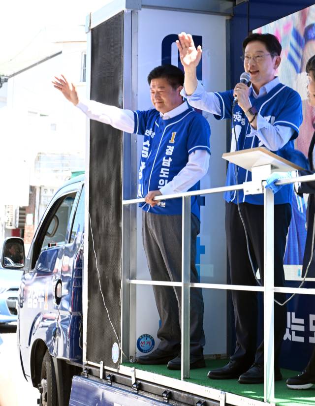 AM 11:00 김 후보가 유세 차량을 타고 이동하며 시민들에게 한 표를 호소하고 있다./김승권 기자/