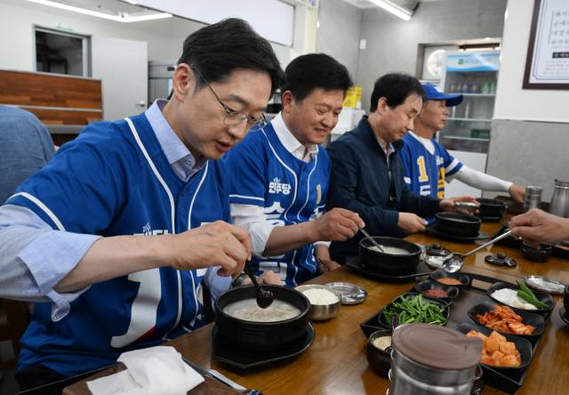 PM 12:00 창원 명서시장에서 점심으로 돼지국밥을 먹고 있는 김 후보./김승권 기자/