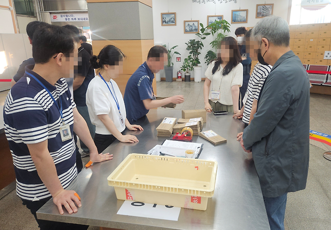 30일 사전투표 2일차가 끝난 후, 관외사전투표 회송용봉투들이 대구우체국으로 옮겨져 실제 개표가 이뤄질 주소지로 보낼 우편 접수를 앞두고 있다. 서민지기자 mjs858@yeongnam.com