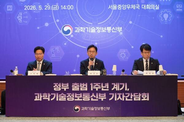 배경훈 부총리 겸 과학기술정보통신부 장관이 지난 29일 오후 서울 중구 서울중앙우체국에서 열린 '과학기술정보통신부 기자간담회'에서 발언하고 있다. (왼쪽부터) 구혁채 제1차관, 배경훈 부총리, 박인규 과학기술혁신본부장. [출처=과학기술정보통신부]
