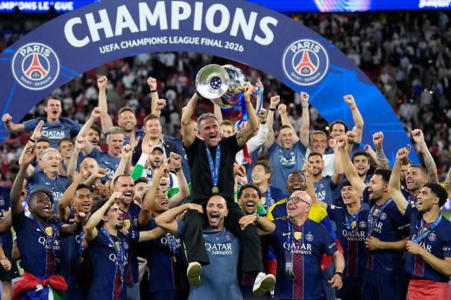 파리 생제르맹 선수들이 2년 연속 유럽축구연맹(UEFA) 챔피언스리그 우승을 이룬 뒤 기뻐하고 있다. 사진=AP PHOTO