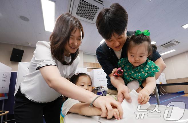 전국동시지방선거 사전투표 마지막 날인 30일 서울 성동구 공공복합청사에 마련된 사전투표소를 찾은 한 가족이 투표를 하고 있다. 2026.5.30 ⓒ 뉴스1 이호윤 기자