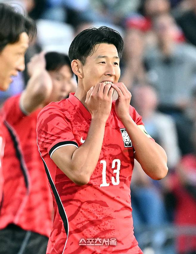 축구국가대표팀의 손흥민이 31일(한국시간) 미국 유타주 프로보 스미스 필드 하우스 사우스 필드에서 진행된 트리니다드토바고와의 평가전에서 슛을 한 뒤 골문을 벗어나자 아쉬워하고 있다. 2026. 5. 31. 프로보(미 유타주) | 박진업 기자 upandup@sportsseoul.com