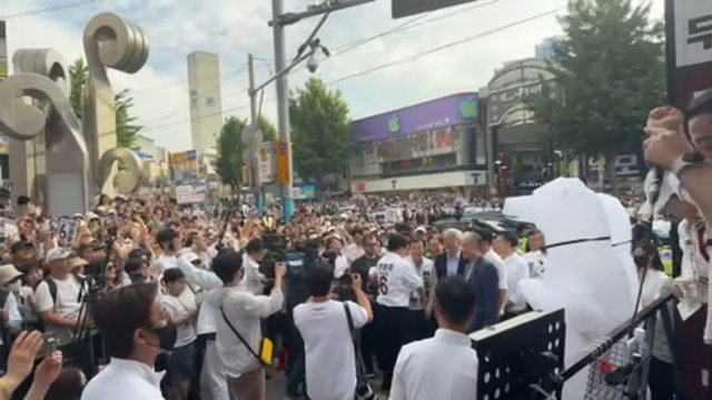 한동훈(등번호 6번 복장) 무소속 부산 북갑 국회의원 보궐선거 후보가 지난 5월 30일 오후 부산 북구 덕천로터리 일대 집중유세 도중 무대 차량에서 내려와 서병수 명예선거대책위원장, 윤희석 국민의힘 전 선임대변인, 김근식 국민의힘 서울 송파병 당협위원장 등 응원하기 위해 내왕한 인사들과 악수와 포옹을 하며 인사를 나누고 있다. [유튜브 채널 ‘한동훈’ 영상 갈무리]