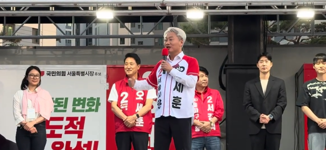 국민의힘 오세훈 서울시장 후보 선거대책위원회의 전략기획본부장을 맡고 있는 김근식(가운데) 서울 송파병 당협위원장이 지난 5월 29일 오후 송파구 마천역 인근 거점유세에서 오세훈(왼쪽 두번째) 후보 지지를 호소하는 연설하는 모습. [유튜브 ‘두근두근 근식TV’ 영상 갈무리]