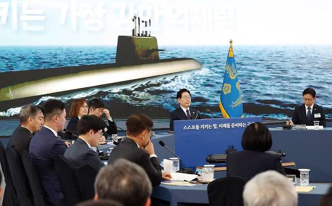 이재명 대통령이 5월 26일 경남 창원시 진해구에서 열린 제1회 미래국방전략위원회에서 안규백 국방부 장관의 핵추진잠수함 개발 기본계획 보고를 듣고 있다. 연합뉴스