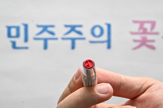 제9회 전국동시지방선거 사전투표를 하루 앞둔 28일 서울 서대문구 서부교육지원청에 마련된 사전투표소에 기표소와 도장이 마련되어 있다. 정다빈 기자