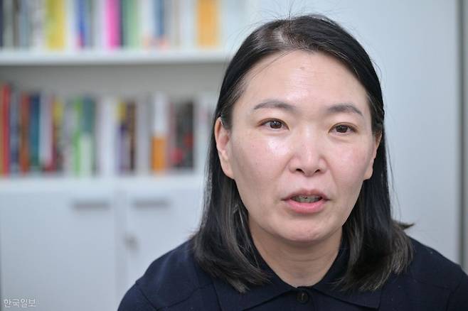 이서혜 에너지석유시장감시단 대표가 지난달 25일 서울 서초구 감시단 사무실에서 석유와 동행을 시작한 그날에 대해 설명하고 있다. 최주연 기자