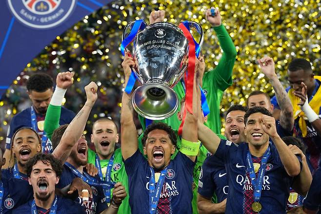 유럽 챔피언스리그 2연패에 성공한 PSG 선수단이 빅이어를 들어 올리고 있다. AP=연합뉴스