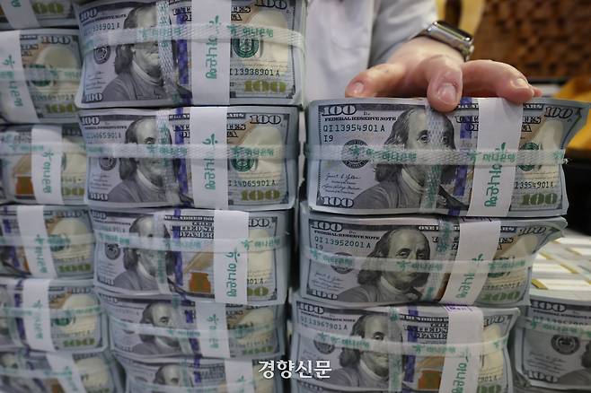 2월4일 서울 중구 하나은행 위변조대응센터에서 직원이 달러화를 정리하고 있다. 성동훈 기자