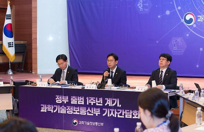 “모든 국민이 쉽고 편리하게…” 배경훈 부총리 겸 과학기술정보통신부 장관(가운데)이 지난 29일 서울 중구 서울중앙우체국에서 열린 기자간담회 중 ‘모두의 AI’에 대해 발언하고 있다. 과기정통부 제공