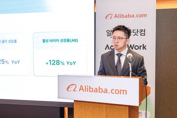 션 양 알리바바닷컴 아태지역 총괄본부장이 지난 28일 기자간담회에서 Accio Work 플랫폼의 특징을 설명하고 있다.  알리바바닷컴 제공