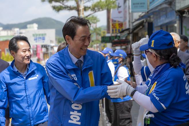 우상호 더불어민주당 강원도지사 후보가 29일 영월에서 유세 활동을 펼치고 있다. [우상호 후보 캠프]