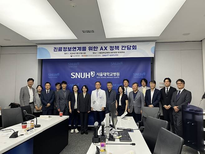 지난달 29일 서울대병원에서 열린 ‘진료정보 연계를 위한 인공지능 전환 정책 간담회’에서 참석자들이 기념촬영을 하고 있다. [보건복지부]