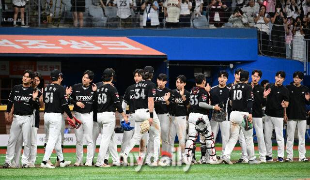 2026년 5월 30일 오후 서울 고척스카이돔에서 열린 '2026 신한 SOL KBO리그' KT 위즈와 키움 히어로즈의 경기. KT가 8-7로 승리한 뒤 기뻐하고 있다./고척=유진형 기자