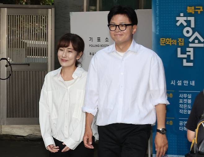 한동훈(오른쪽) 무소속 부산 북구갑 국회의원 보궐선거 후보가 지난 29일 오전 부산 북구 만덕2동 행정복지센터에 마련된 사전투표소에서 투표 한 뒤 아내 진은정 변호사와 나오고 있다. [연합]
