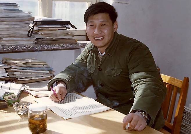 시진핑 주석이 허베이성 정딩현 서기였던 1983년 담배를 피우며 업무를 처리하는 모습. 현재는 금연중인 것으로 알려져 있다. 시진핑의 흡연 습관은 1960년대 후반 10대 시절로 거슬러 올라간다. 당시 그는 산시성 농촌 지역에서 힘든 노동을 하며 흡연하게 됐다고 한다. [사우스차이나모닝포스트(SCMP) 갈무리]