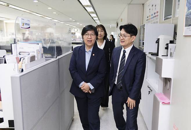 [세종=뉴시스]정은경 장관은 지난 29일 오후 2시 '자살예방상담전화 109' 상담센터를 방문해 현장 운영 상황을 점검하고 상담원들의 애로사항을 청취했다. (사진=보건복지부 제공) 2026.05.31. photo@newsis.com *재판매 및 DB 금지