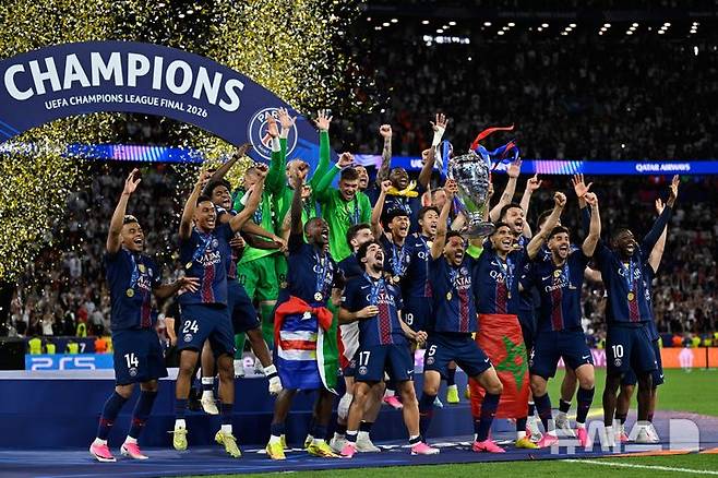 [부다페스트=AP/뉴시스] 파리 생제르맹(PSG) 선수들이 30일(현지 시간) 헝가리 부다페스트 푸스카스 아레나에서 열린 2025~2026 유럽축구연맹(UEFA) 챔피언스리그(UCL) 결승전에서 아스널(잉글랜드)을 꺾고 우승한 뒤 트로피를 들어 올리며 환호하고 있다. PSG는 1-1 무승부를 기록한 뒤 승부차기 끝에 4-3으로 승리했고, 이강인은 결장했다. 2026.05.31.