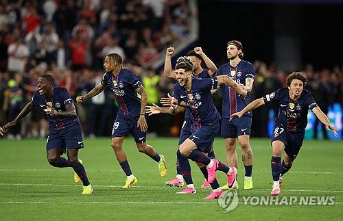 우승 확정되자 기뻐하는 PSG 선수들 [로이터=연합뉴스]