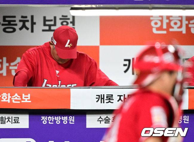 [OSEN=대전, 지형준 기자] 29일 대전 한화생명 볼파크에서 2026 신한 SOL KBO리그 한화 이글스와 SSG 랜더스의 경기가 열렸다.한화는 화이트, SSG은 최민준을 선발로 내세웠다.&nbsp;8회말 SSG 이숭용 감독이 생각에 잠겨 있다. 2026.05.29&nbsp;/ jpnews@osen.co.kr