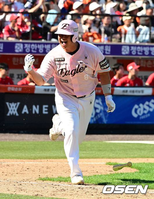[OSEN=대전, 지형준 기자] 31일 대전 한화생명 볼파크에서 2026 신한 SOL KBO리그 한화 이글스와 SSG 랜더스의 경기가 열렸다.4연승을 노리는 한화는 윌켈 에르난데스, 전신 SK 와이번스 포함 창단 최다 12연패 위기에 몰린 SSG는 타케다 쇼타가 선발로 내세웠다.8회말 무사 1,3루에서 한화 노시환이 1타점 적시타를 날리며 기뻐하고 있다. 2026.05.31&nbsp;/ jpnews@osen.co.kr