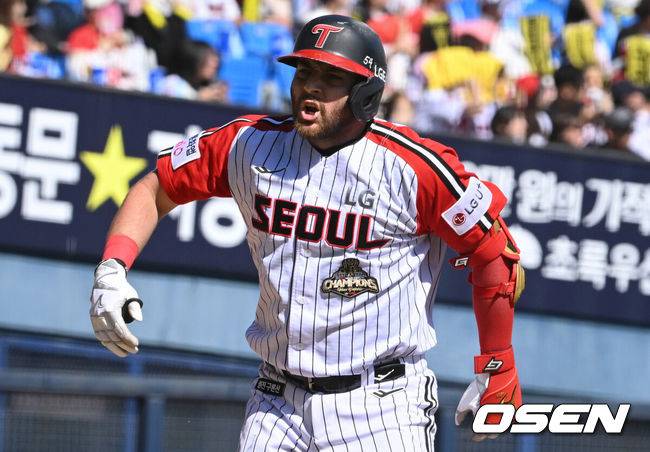 [OSEN=잠실, 조은정 기자]31일 서울 잠실야구장에서 ‘2026 신한 SOL Bank KBO리그’ LG 트윈스와 KIA 타이거즈의 경기가 열렸다.이날 LG는 톨허스트, KIA는 양현종을 선발로 내세웠다. 5회말 2사 1루에서 LG 오스틴이 다시 앞서가는 투런 홈런을 날린 뒤 베이스를 돌고 있다. 2026.05.31 /cej@osen.co.kr