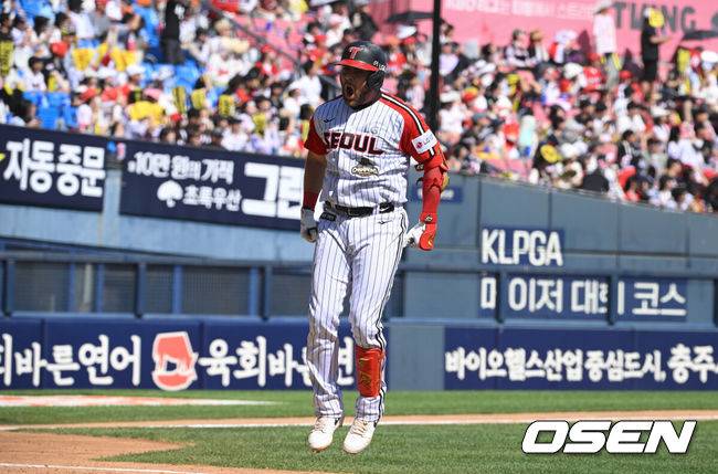 [OSEN=잠실, 조은정 기자]31일 서울 잠실야구장에서 ‘2026 신한 SOL Bank KBO리그’ LG 트윈스와 KIA 타이거즈의 경기가 열렸다.이날 LG는 톨허스트, KIA는 양현종을 선발로 내세웠다. 5회말 2사 1루에서 LG 오스틴이 다시 앞서가는 투런 홈런을 날린 뒤 베이스를 돌고 있다. 2026.05.31 /cej@osen.co.kr