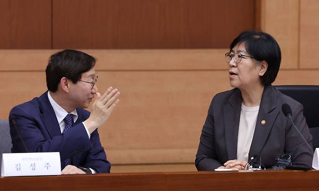 정은경 보건복지부 장관이 지난 28일 오후 서울 종로구 정부서울청사 별관 국제회의실에서 2026년도 제5차 국민연금기금운용위원회를 주재하기 앞서 김성주(왼쪽) 국민연금공단 이사장과 대화하고 있다. 뉴시스