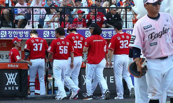 31일 대전 한화생명볼파크에서 열린 2026 신한 SOL KBO리그 SSG 랜더스와 한화 이글스의 경기에서 SSG가 한화에 패하며 12연패를 기록하며 선수들이 경기장을 나가고 있다. 뉴스1