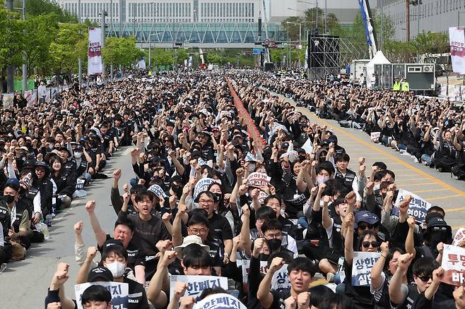 4월 23일 경기 평택시 삼성전자 평택캠퍼스 앞에서 열린 삼성전자 노동조합 공동투쟁본부의 ‘투명하게 바꾸고, 상한폐지 실현하자-4/23 투쟁 결의대회’에서 조합원들이 구호를 외치고 있다. 연합뉴스