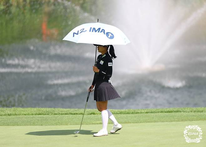 그린 경사를 파악하고 있는 김시현. 사진 제공=KLPGA