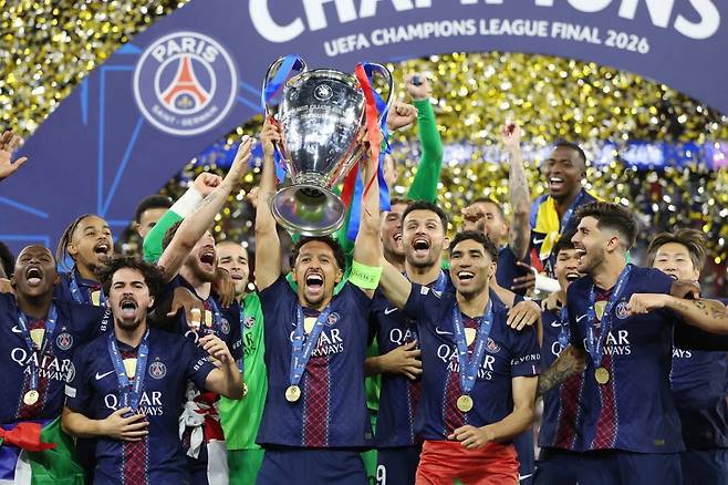 이강인(맨 오른쪽) 등 PSG 선수들이 31일(한국시간) 헝가리 부다페스트에서 열린 UCL 파이널에서 아스널을 승부차기로 꺾고 2연패에 성공한 뒤 우승 세리머니를 하고 있다. 사진제공|UEFA
