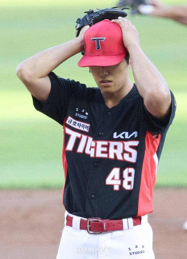 2026 신한 SOL Bank KBO리그 LG 트윈스 대 KIA 타이거즈 경기가 29일 서울 잠실야구장에서 열렸다. KIA 선발 이의리가 1회말 연속 안타를 허용한 후 아쉬워하고 있다. /사진=김진경 대기자