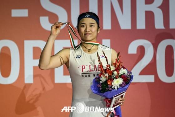 안세영이 인도 뉴델리에 위치한 인디라 간디 스포츠 콤플렉스에서 열린 세계배드민턴연맹(BWF) 월드투어 슈퍼 750 인도오픈 여자 단식 결승전 당시 우승한 뒤 포즈를 취하고 있다. /AFPBBNews=뉴스1