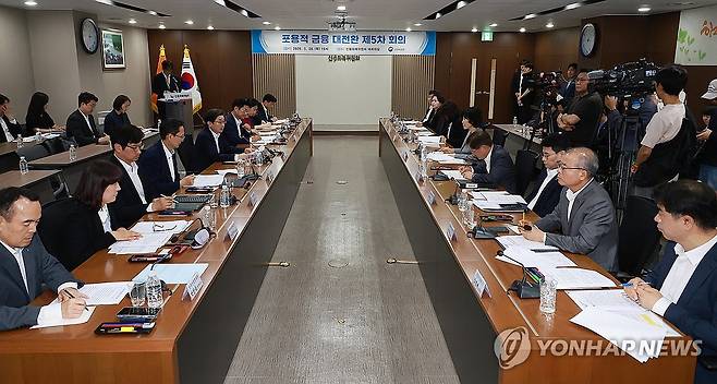 이억원 금융위원장, 제5차 포용적 금융 대전환 회의 주재 (서울=연합뉴스) 이억원 금융위원장이 28일 서울 중구 신용회복위원회 서민금융통합지원센터에서 열린 제5차 포용적 금융 대전환 회의에서 발언하고 있다. 2026.5.28 [금융위원회 제공. 재판매 및 DB 금지] photo@yna.co.kr