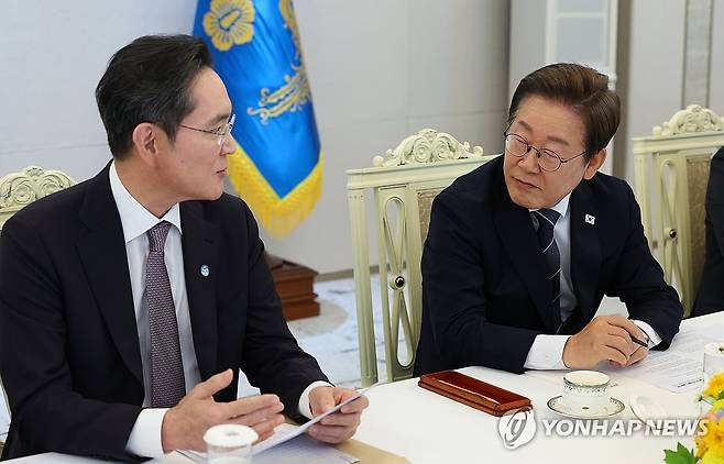 이재용 삼성전자 회장 발언 듣는 이재명 대통령 (서울=연합뉴스) 홍해인 기자 = 이재명 대통령이 13일 서울 용산 대통령실에서 열린 6경제단체·기업인 간담회에서 이재용 삼성전자 회장의 발언을 듣고 있다. 2025.6.13 [대통령실통신사진기자단] hihong@yna.co.kr