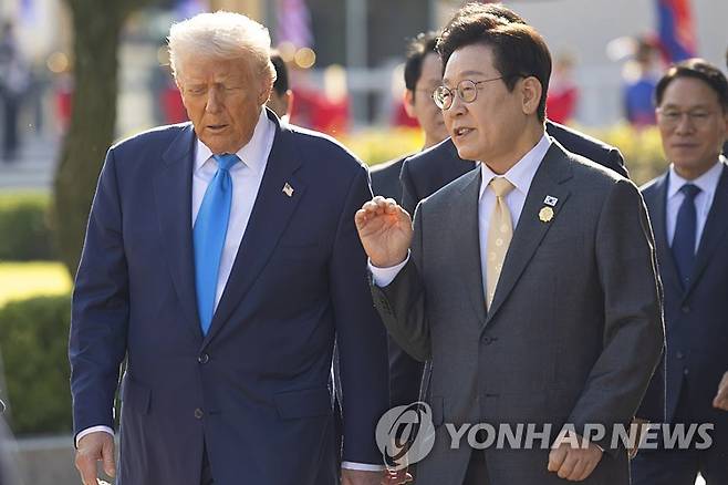 한미 정상의 대화 (경주=연합뉴스) 이재명 대통령과 도널드 트럼프 미국 대통령이 29일 경북 경주박물관에서 정상회담장으로 이동하며 대화하고 있다. 2025.10.29 [대통령실 제공. 재판매 및 DB 금지] photo@yna.co.kr
