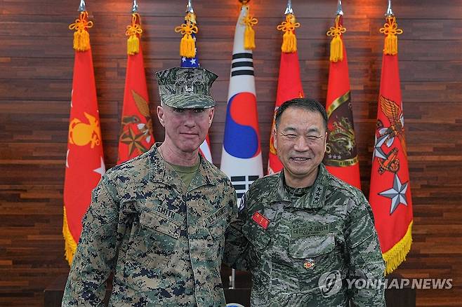 주일석 해병대사령관과 에릭 스미스 미 해병대사령관 지난해 3월 방한한 에릭 스미스 미 해병대사령관이 해병대 사령부에서 주일석 해병대사령관으로부터 한국 팔각모를 선물받고 기념 촬영하는 모습. 2025.3.27 [해병대사령부 제공. 재판매 및 DB 금지] photo@yna.co.kr